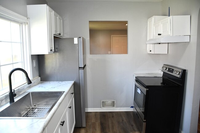 Building Photo - NEW LISTING!!! 3 Bedroom House - MOVE IN SPECIAL