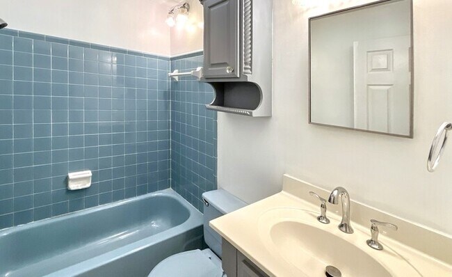 Building Photo - Beautiful 3 Bed and 2.5 Bath Home, Pool In...