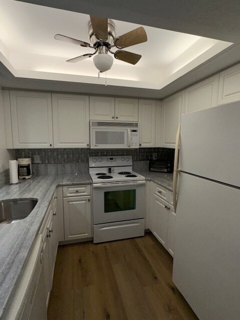 Building Photo - Oaks III - E104