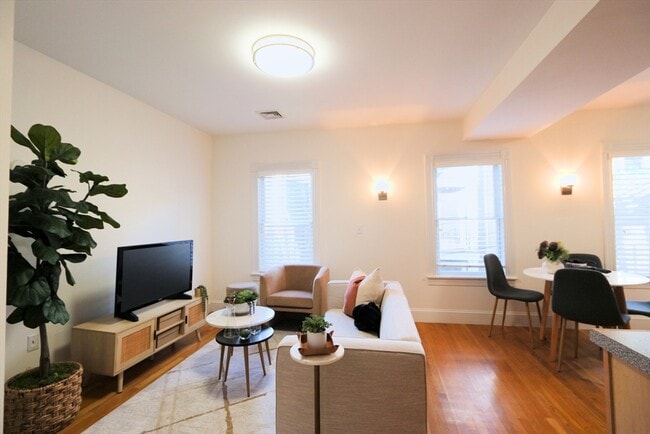 Primary Photo - 296 W 3rd St