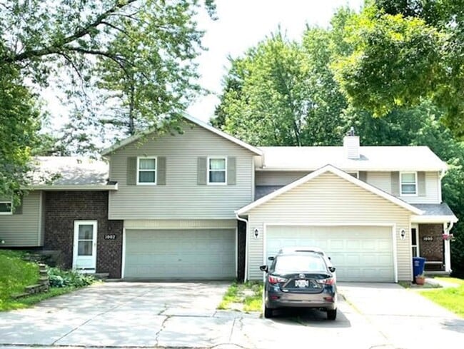 Building Photo - 2 Bed 1.5 Bath Townhome with 2 stall garage.