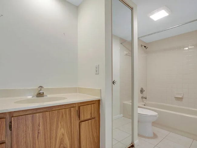 Building Photo - 1403 14th Ct