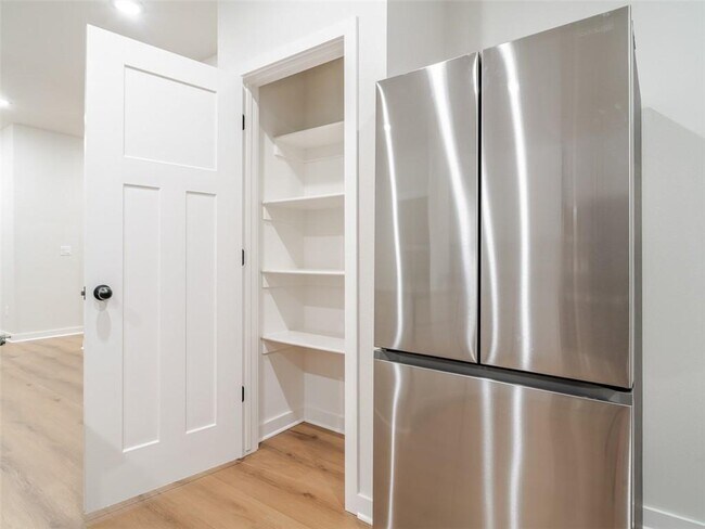 Building Photo - 511 Cosmos St