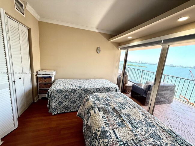 Building Photo - 1800 NE 114th St