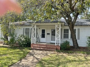 Building Photo - Charming 2 bedroom Duplex