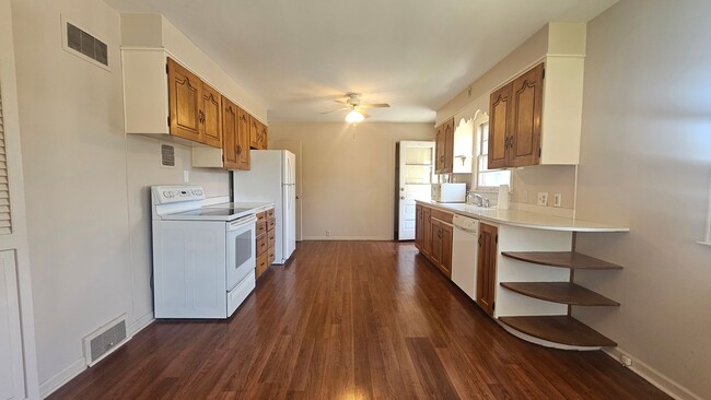 Building Photo - Mid Century 3 Bedroom