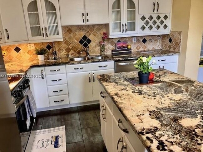 Building Photo - 3910 Inverrary Blvd