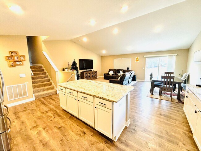 Building Photo - Amazing updated 4 bed house in Lakeville!