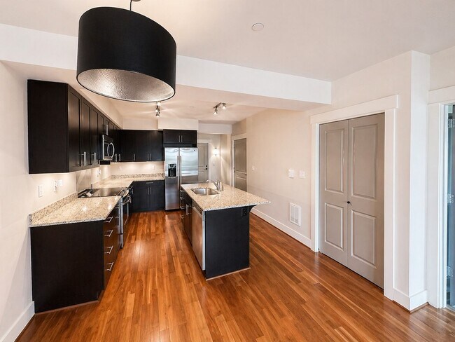 Building Photo - 1bd/1.5ba Seattle Condo