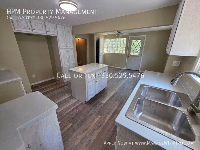 Building Photo - 2164 Penguin Dr