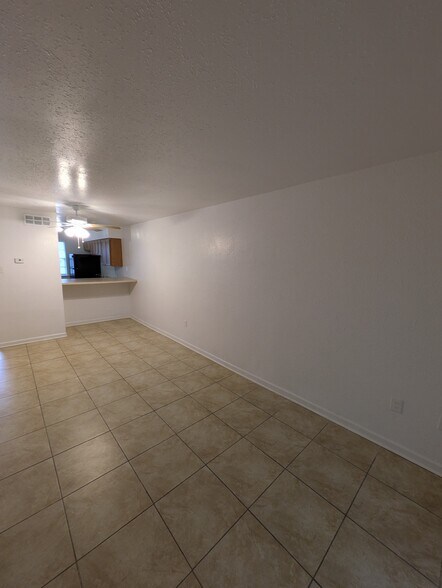 Living / dining area - 4340 Georgia Ave