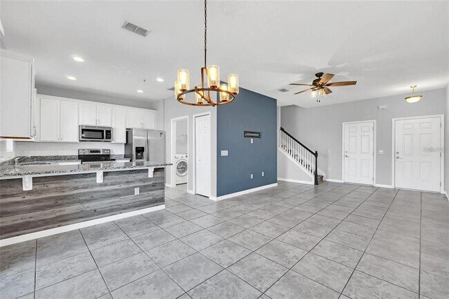 Building Photo - 2471 Seven Oaks Dr