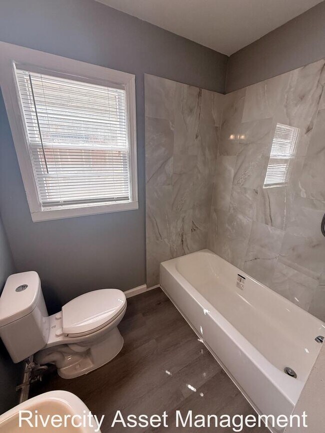 Building Photo - DUPLEX WITH NICE AMENTIES!!!! Section 8 We...