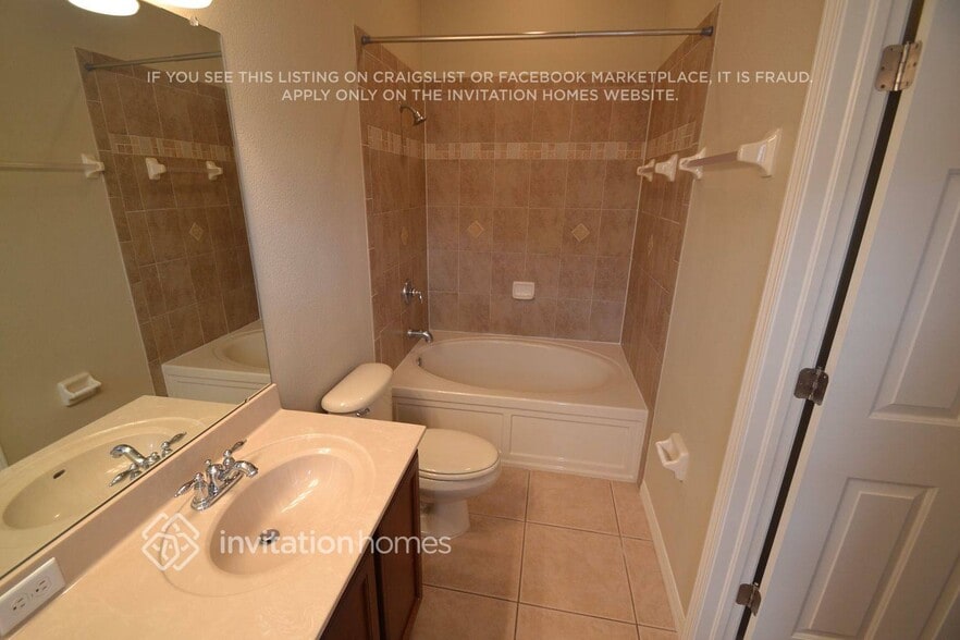 Building Photo - 2455 Hamlet Cir