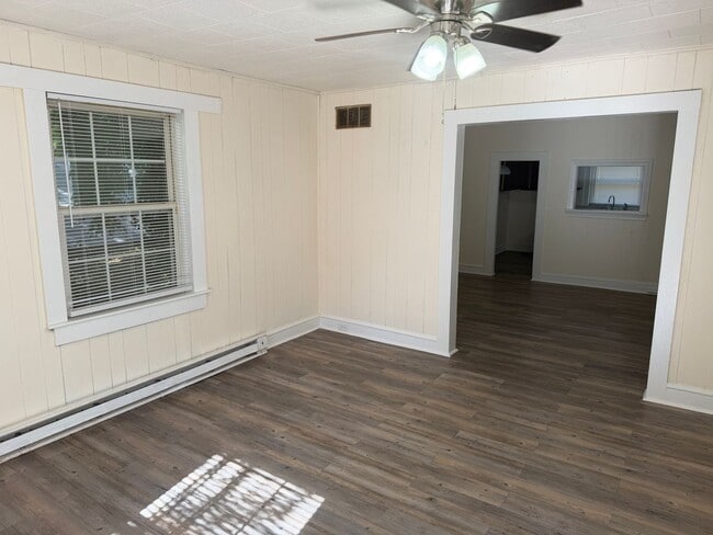 Building Photo - Adorable Two Bedroom Home!