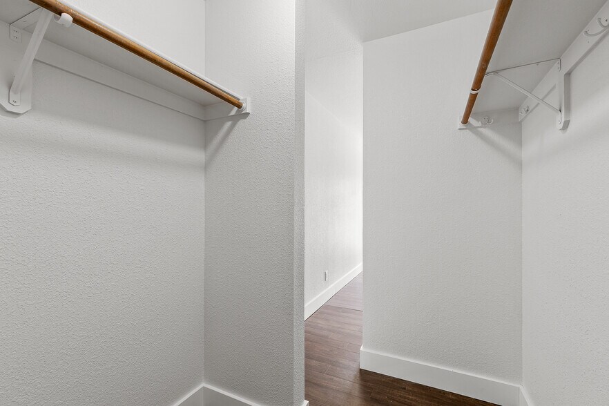 Building Photo - 111 E Oak Ave