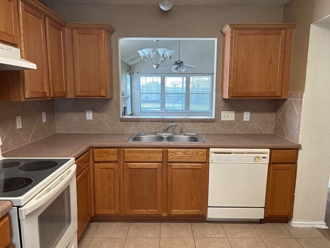 Building Photo - 4402 Golden Gate Dr