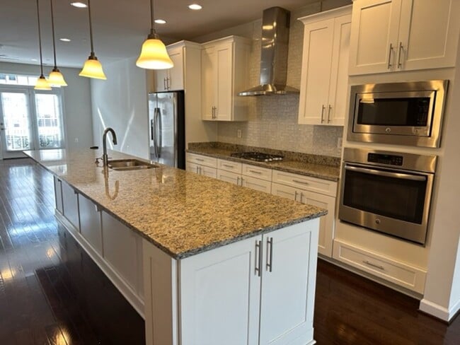 Building Photo - Gorgeous 4-Bed 3.5-Bath Townhouse next to ...