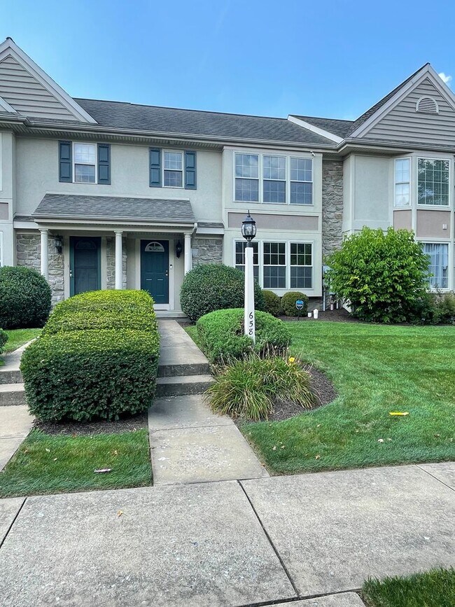 Building Photo - Beautiful Luxury Townhome in Lancaster
