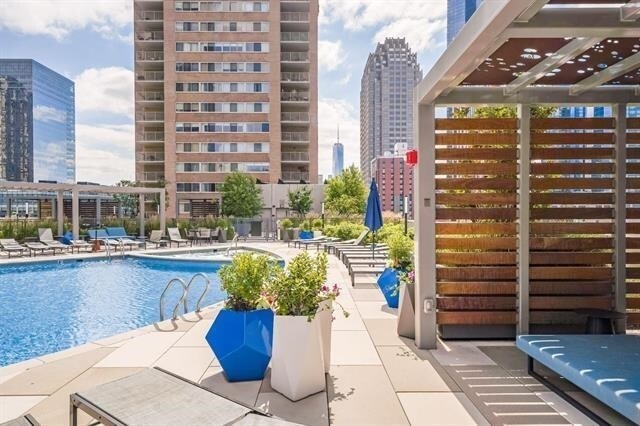 Building Photo - 25 Christopher Columbus Dr