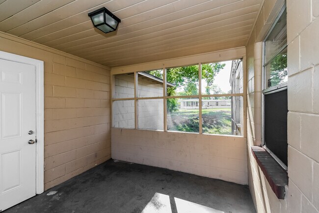 Building Photo - 7909 Caxton Cir W