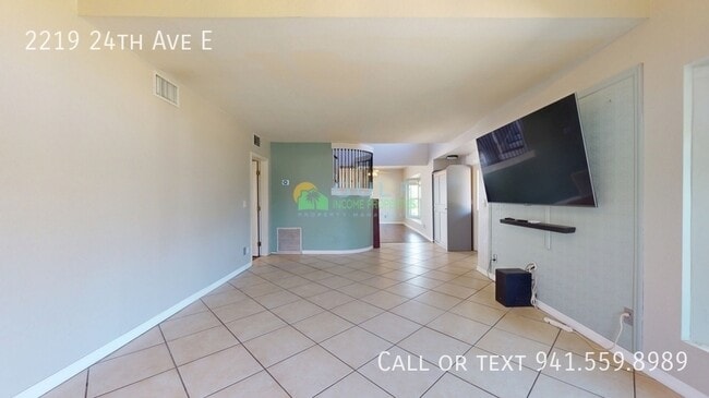 Building Photo - 2219 24th Ave E