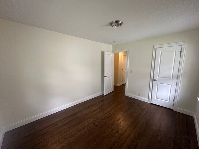 Building Photo - Large 1 bedroom side by side w/ LOTS Of UP...