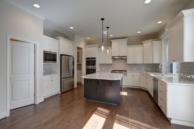 Building Photo - Spacious Custom Home with High-End Finishes Near Lake Sammamish