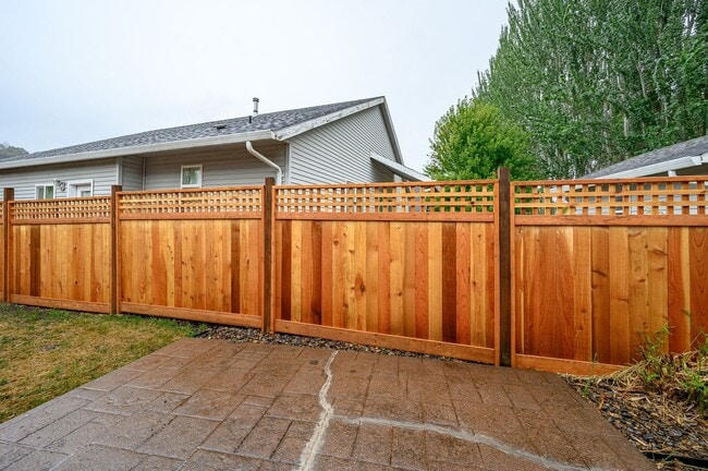 Building Photo - Newly Renovated 3 Bedroom, 2 Bath House in Sheridan