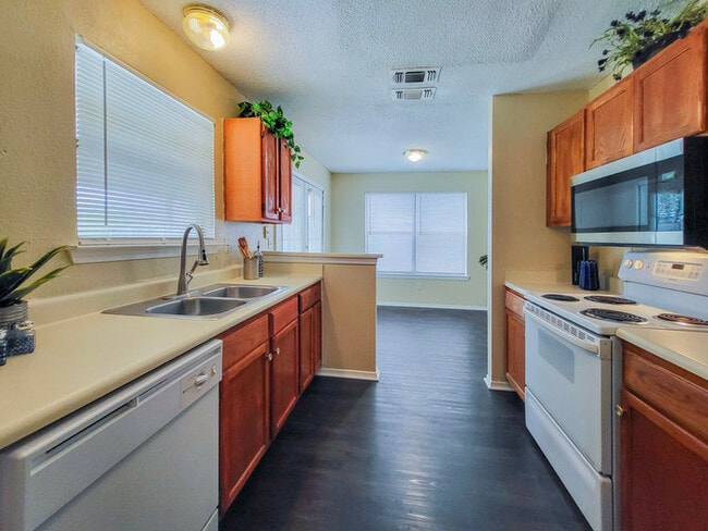 Building Photo - ARLINGTON COZY HOME 3/2/2