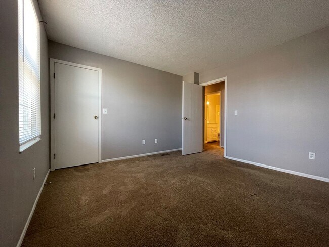 Building Photo - 5098 Stoneybrook Blvd