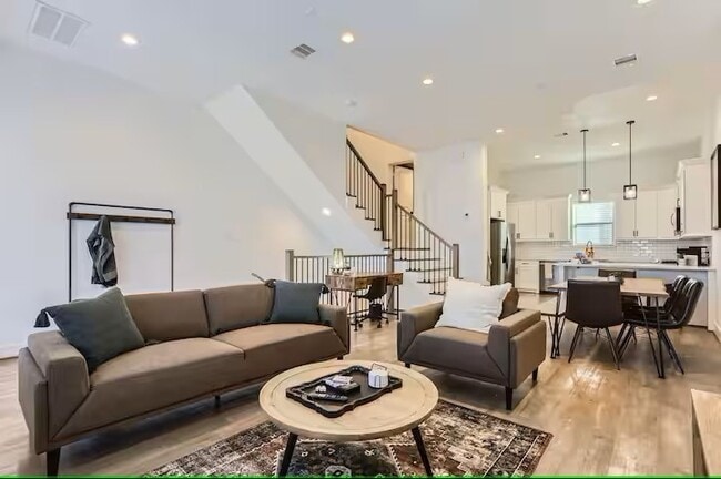 Building Photo - 1528 Chestnut St