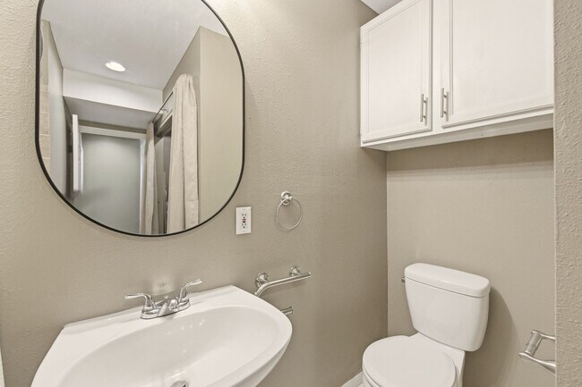 Building Photo - PRICE DROP! 3 Bedroom 2 Bathroom House Wit...