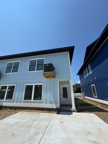 Building Photo - 580 N De Villiers St