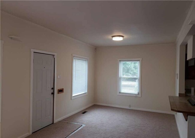 Building Photo - 2 BD 1 BA home with easy transit