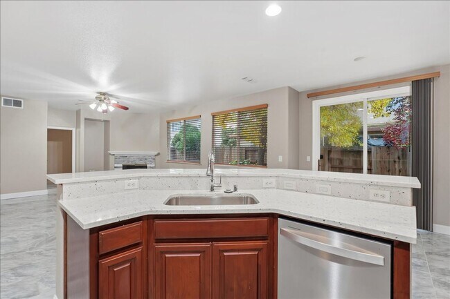 Building Photo - 70 Arches Cir