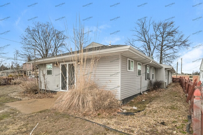 Building Photo - 1006 Forest Ave