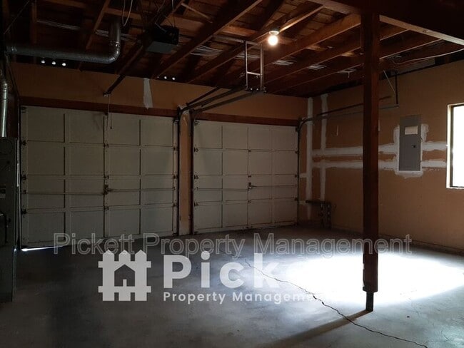 Building Photo - 770 NW Apple Blossom Loop