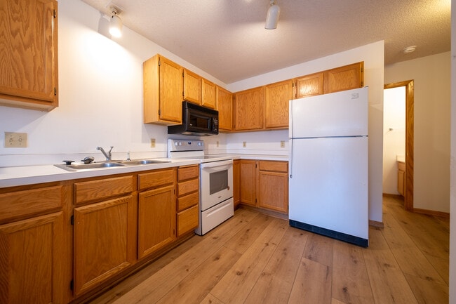 Building Photo - 1896 Sapphire Pt