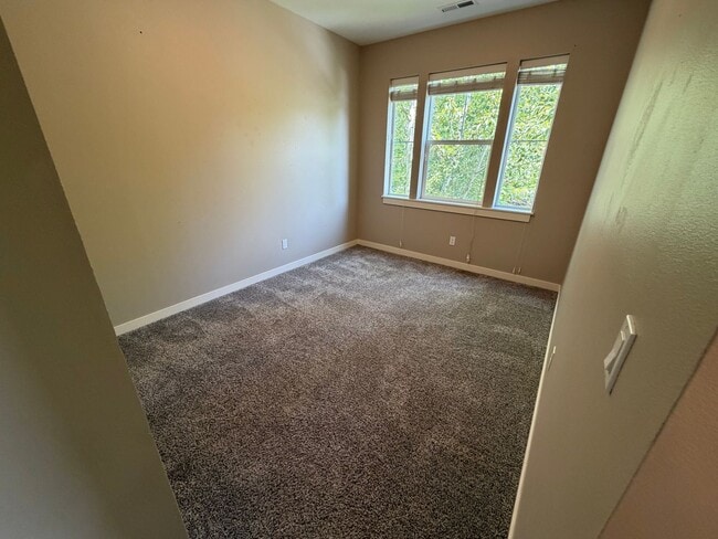 Building Photo - Charming 3-Bed, 2.5-Bath Townhouse – With Water/Sewer/Trash Included, and Prime Location!