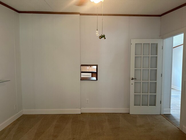 Building Photo - 4 bedroom 2 bathroom spacious home!