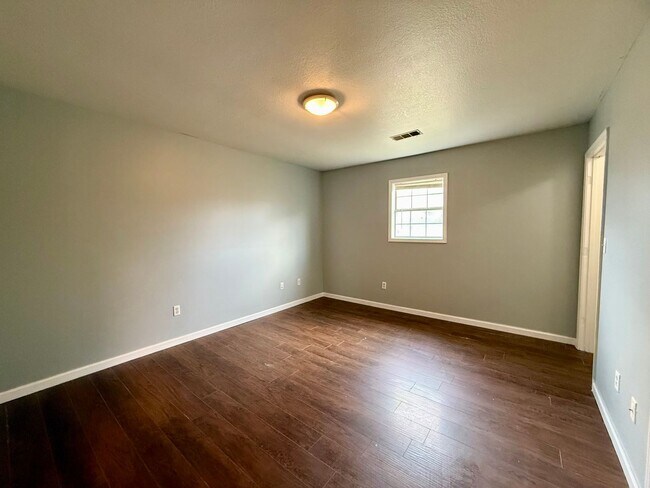 Building Photo - 205 N 18th Ave