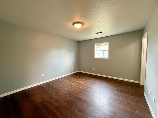 Building Photo - 3 Bedroom/1 Bathroom Home in Paragould AR - $1370/month - Section 8 Welcome!