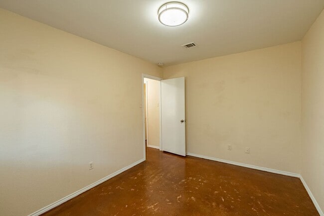 Building Photo - 2403 Monarch Dr
