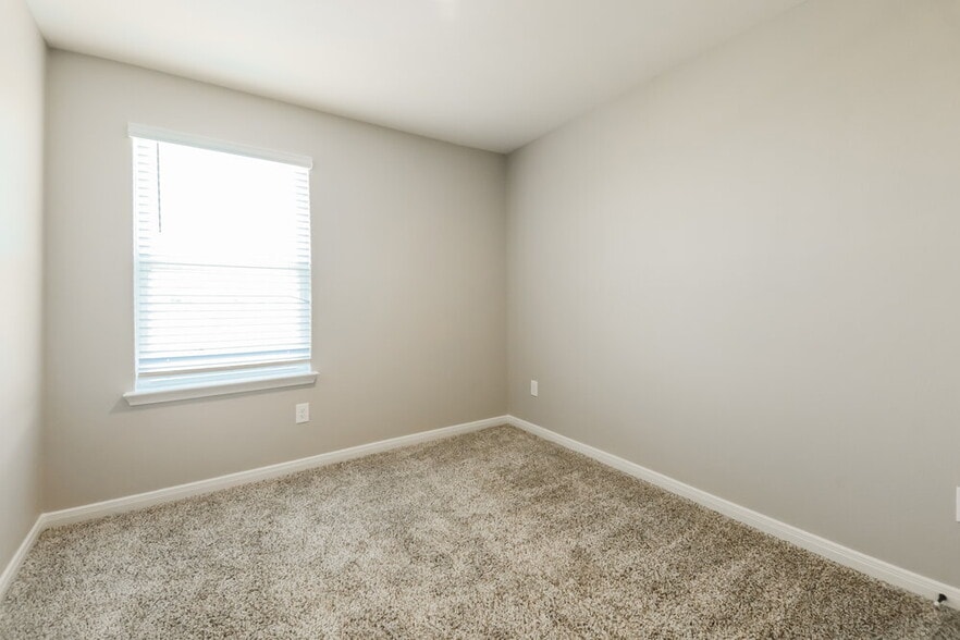 Building Photo - 220 Marsh Ln