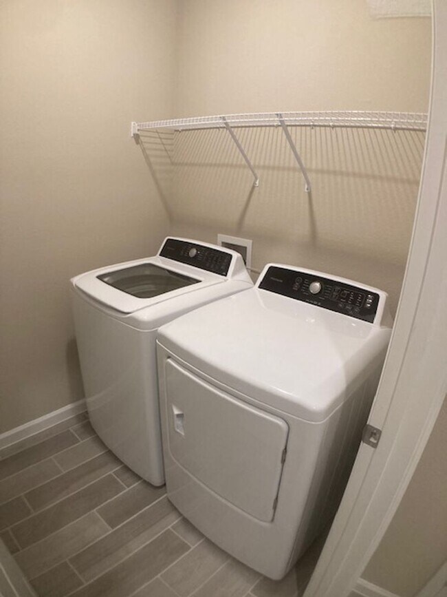 Building Photo - Stylish & Low-Maintenance Living in Oakleaf Community