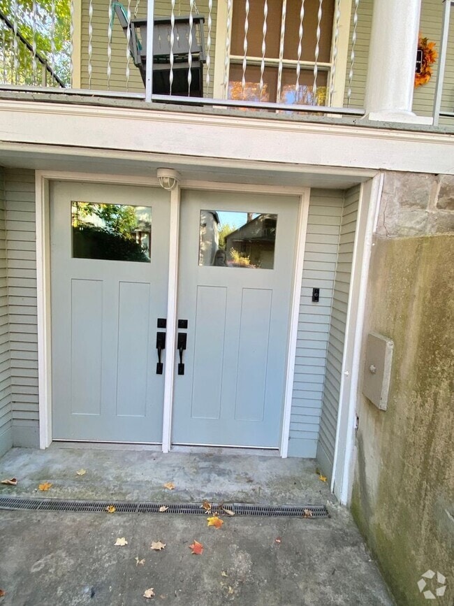 Building Photo - Spacious 2 bedroom