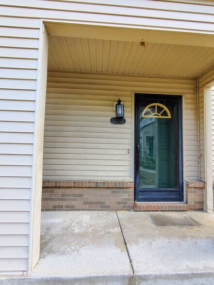 Building Photo - 24757 Bashian Dr