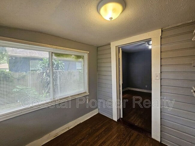 Building Photo - 1212 E 32nd Ave