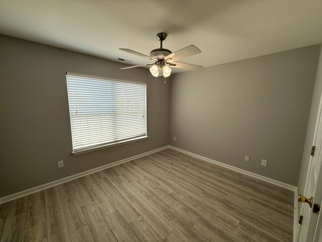 Building Photo - Move in Ready Three Bedroom Townhome in We...
